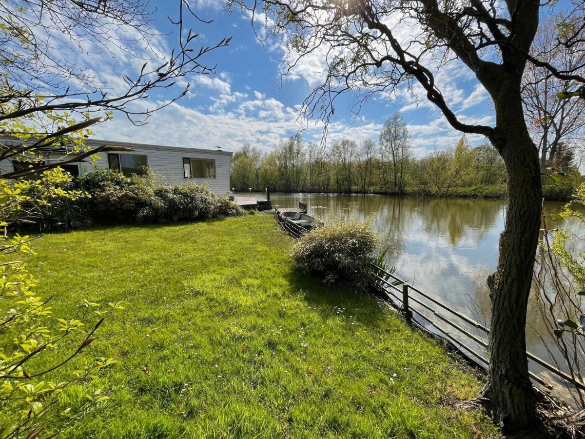 Fantastic Villa In Ooltgensplaat With Jetty Dış mekan fotoğraf